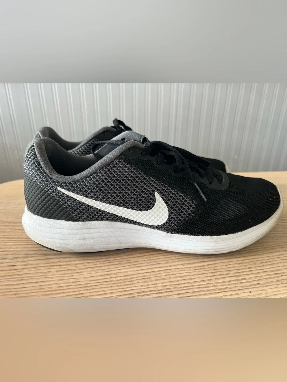 Nike Revolution 3 Men’s sneaker / Black, white & gray / Size: 10 / Lifestyle